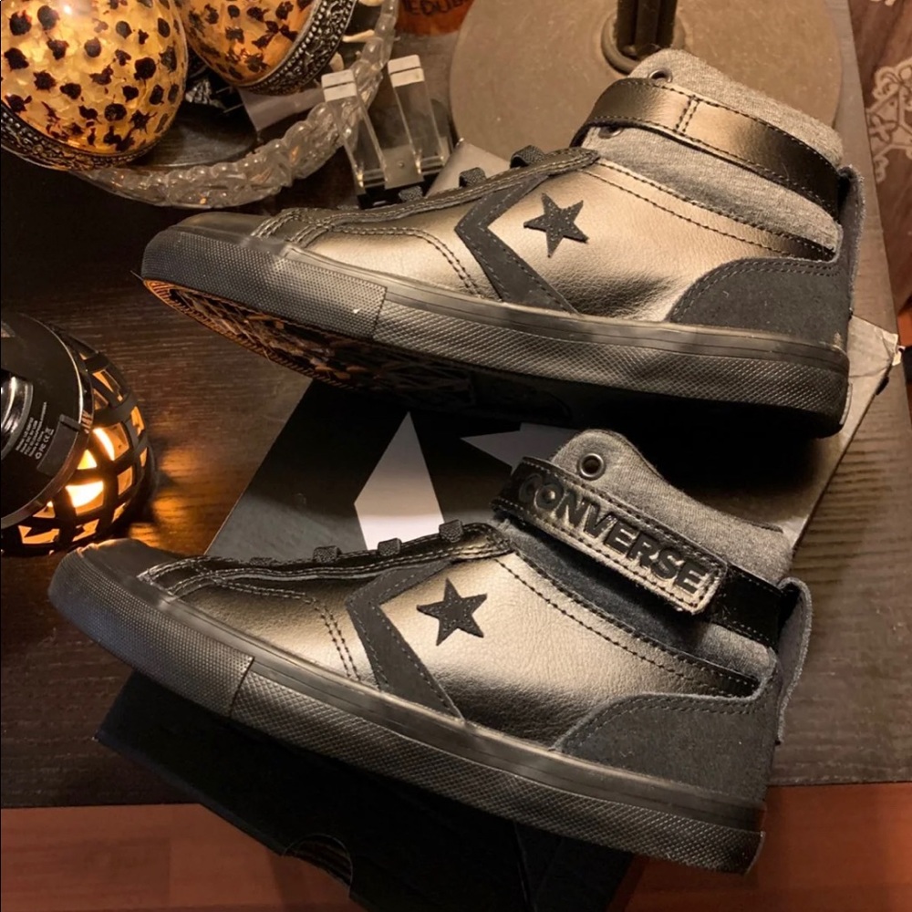 *VELCRO CONVERSE HI TOPS BLACK SIZE 4Y